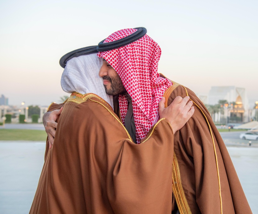 ولي العهد السعودي يستقبل ولي العهد البحريني لدى وصوله إلى الرياض