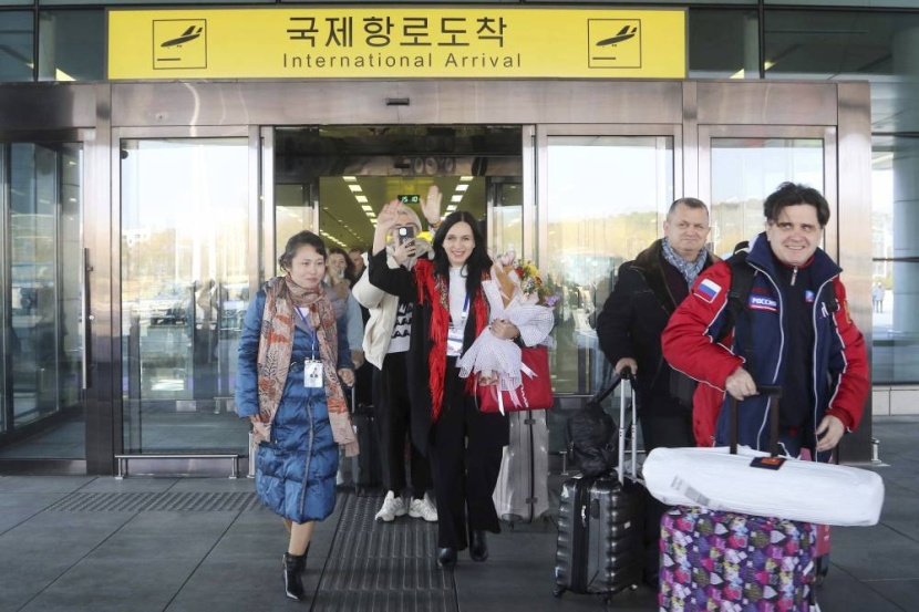 سياح روس يفكون عزلة كوريا الشمالية بأول زيارة لأجانب منذ تفشي الوباء