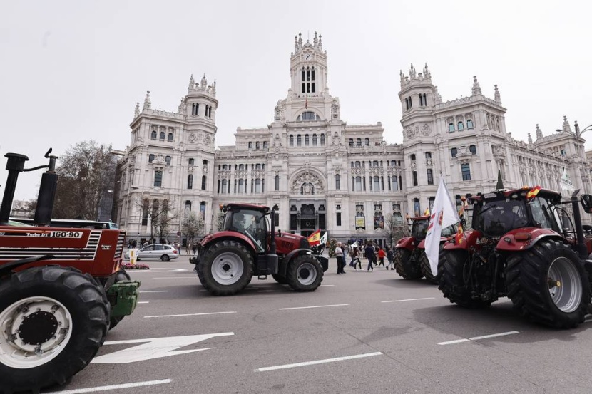 آلاف المزارعين يغلقون شوارع مدريد للتنديد بالسياسة الأوروبية والمطالبة بتحسين الأسعار