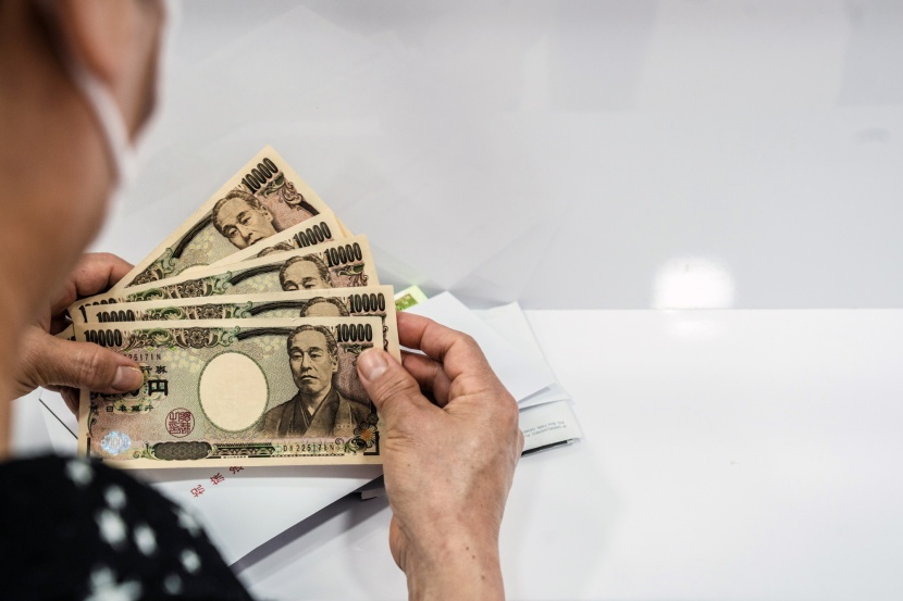 اليابان تشير إلى تحركات "مضاربة" على الين وتلمح لاحتمال التدخل 
