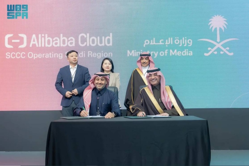 «الإعلام» توقع 4 اتفاقيات عالمية لتطوير تقنيات الذكاء الاصطناعي