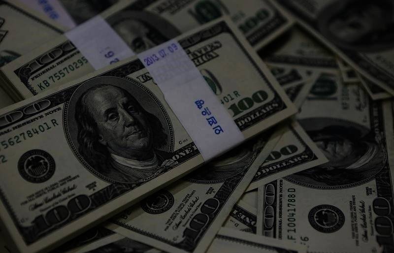 الدولار يتراجع أمام اليورو في بداية أسبوع حافل بالأحداث و«بتكوين» تتجاوز 65 ألفا