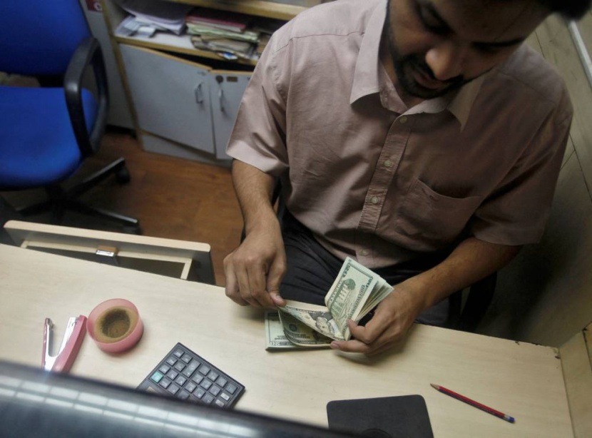 ارتفاع الدولار 2.4 % منذ بداية العام يحبط المستثمرين المراهنين على ذبول العملة