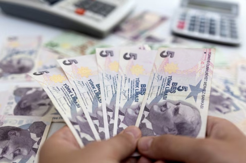 الليرة التركية تسترد خسائرها المبكرة وترتفع 2.2 % أمام الدولار