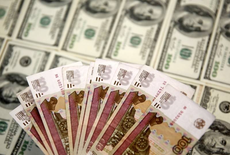 انخفاض الروبل إلى أدنى مستوى له في 6 أشهر مقابل الدولار