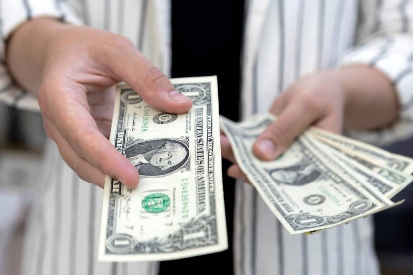 الدولار في سباق الصعود المتسارع مع تباين توقعات رفع أسعار الفائدة