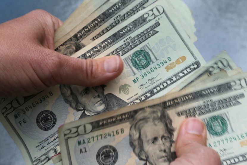  الدولار يلتقط الأنفاس وسط تركيز المستثمرين على توقعات الفائدة في أمريكا 