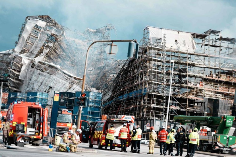 انهيار أجزاء من سور مبنى بورصة كوبنهاجن إثر الحريق الذي اندلع في المبنى