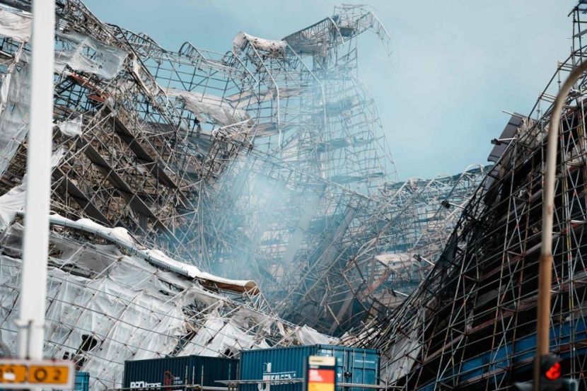 انهيار أجزاء من سور مبنى بورصة كوبنهاجن إثر الحريق الذي اندلع في المبنى