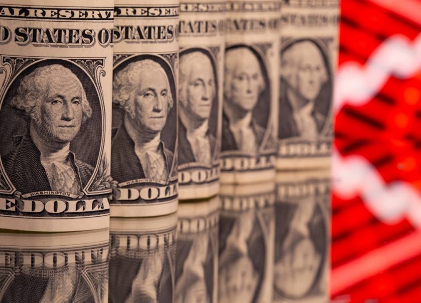 الدولار يرتفع وسط تراجع آمال الخفض المبكر لأسعار الفائدة في أمريكا