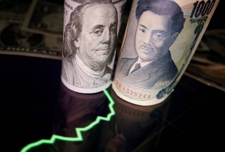 تراجع الين أمام الدولار إلى أقل مستوياته منذ 3 عقود