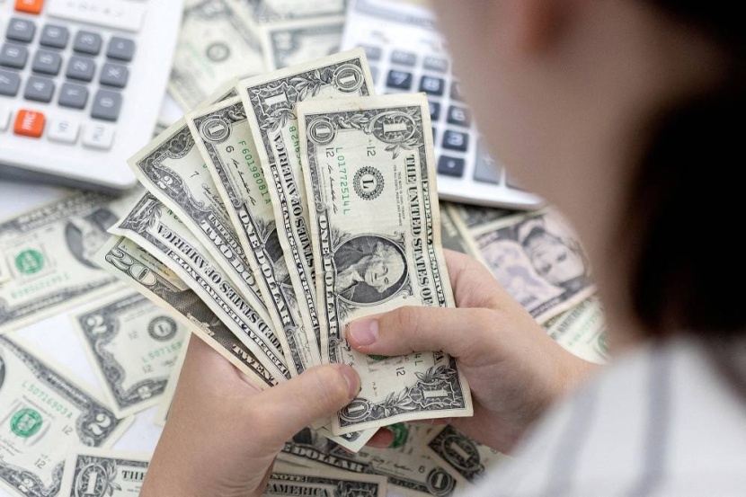 ذعر الديون يصيب الأمريكيين .. 100 ألف دولار نصيب الفرد من الدين العام