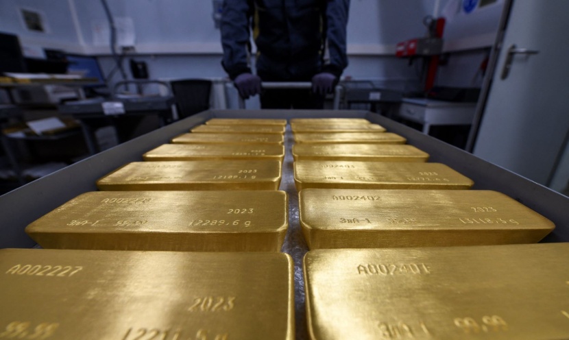 الذهب يتراجع إلى 2327 دولارا مع انحسار آمال خفض الفائدة الأمريكية