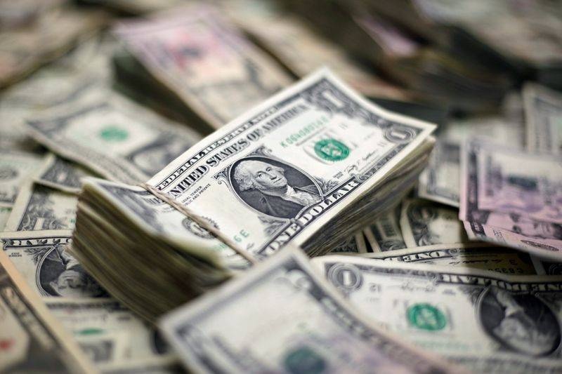الدولار يتجه لتكبد أول خسارة أسبوعية في شهر والين يلامس أعلى مستوى في أسبوعين