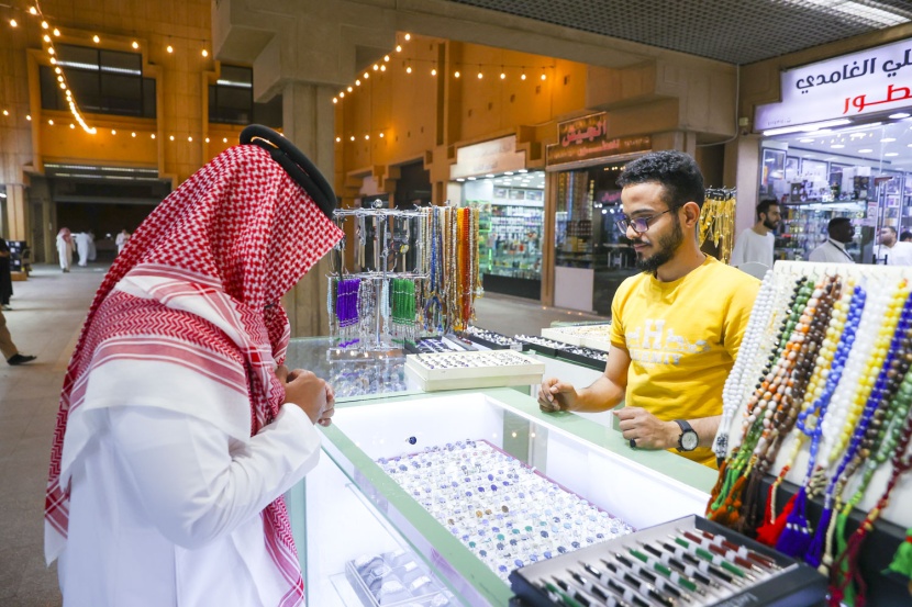 زيادة حركة التسوق لقطاعي الملابس والمجوهرات مع قرب عيد الفطر