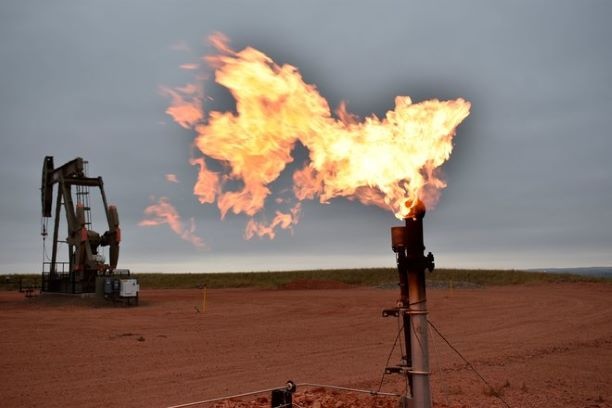 النفط يتراجع مع ارتفاع إنتاج الخام الأمريكي وآمال التهدئة في الشرق الأوسط