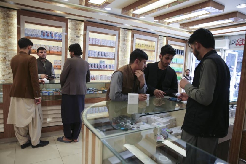 الجوالات الفاخرة وتحويل العملات علامات الاستثمارات الرابحة في أفغانستان