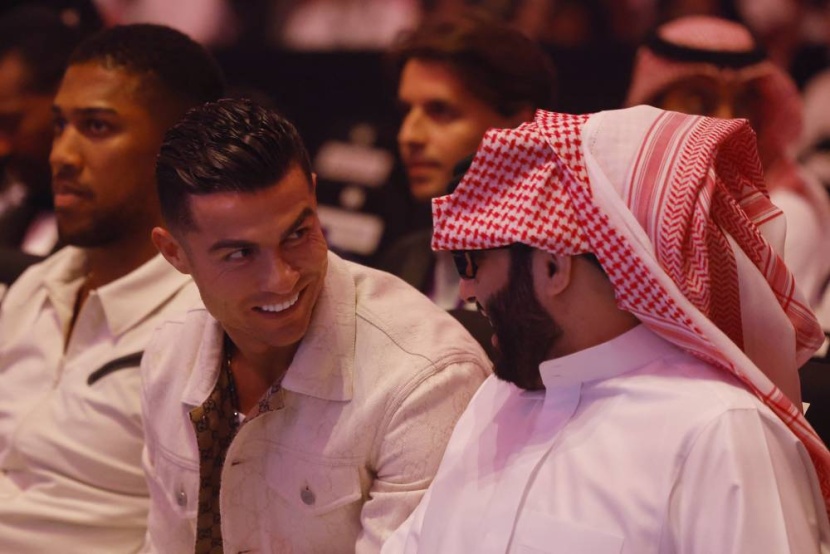 أوسيك يهزم فيوري بالنقاط محرزا أول لقب عالمي موحد للوزن الثقيل في ربع قرن