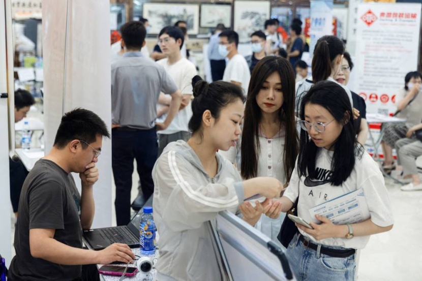 تباطؤ وتيرة نمو قطاع الخدمات في الصين لاستمرار تراجع التوظيف