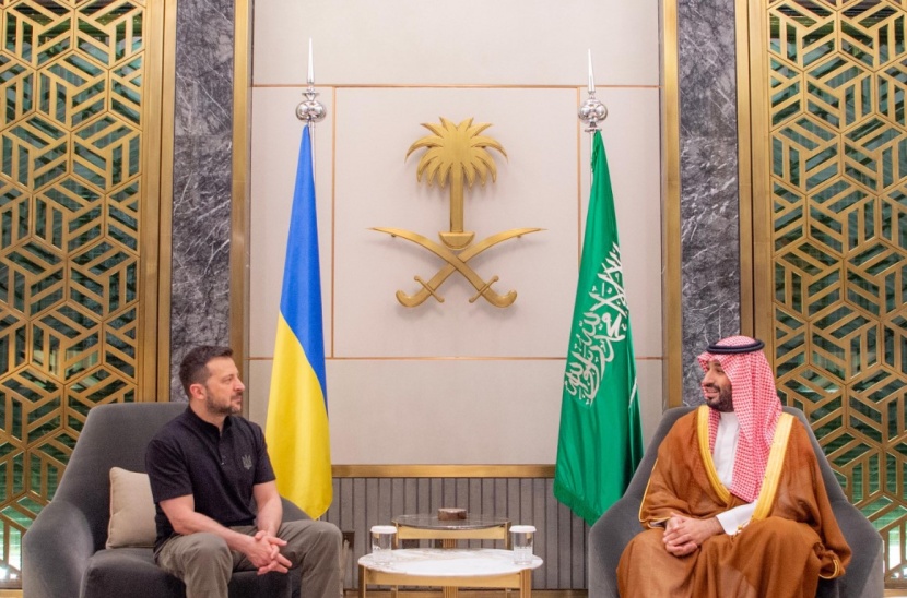 ولي العهد يبحث مع زيلينسكي تطورات الأزمة الأوكرانية - الروسية
