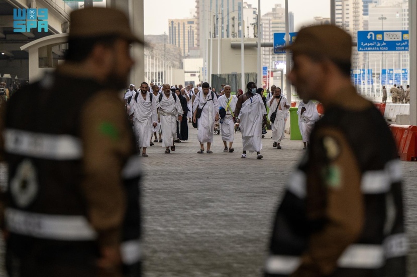 الحجاج يفدون إلى منى لقضاء يوم التروية