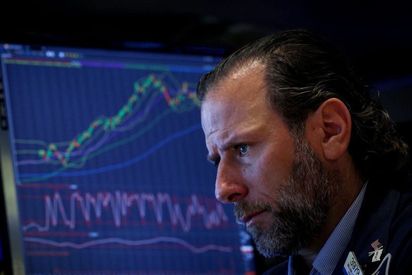 مستثمرو "وول ستريت" يتخلون عن أسهم التكنولوجيا وسهم "إنفيديا" يهوي 5 %