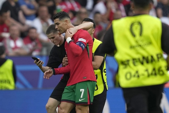 "سيلفي" رونالدو يكلف 20 ألف يورو .. "يويفا" يعاقب 3 اتحادات