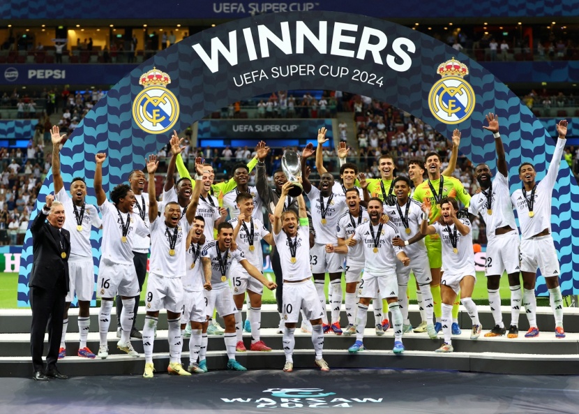 مبابي يقص الشريط مع ريال مدريد ويهديه السوبر و 5 ملايين يورو