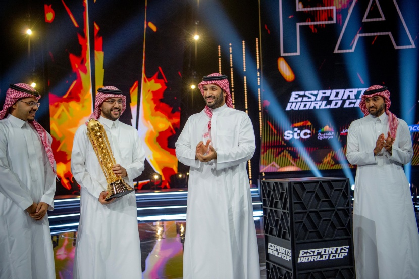 ولي العهد يتوج فريق "فالكونز" السعودي بكأس العالم للرياضات الإلكترونية