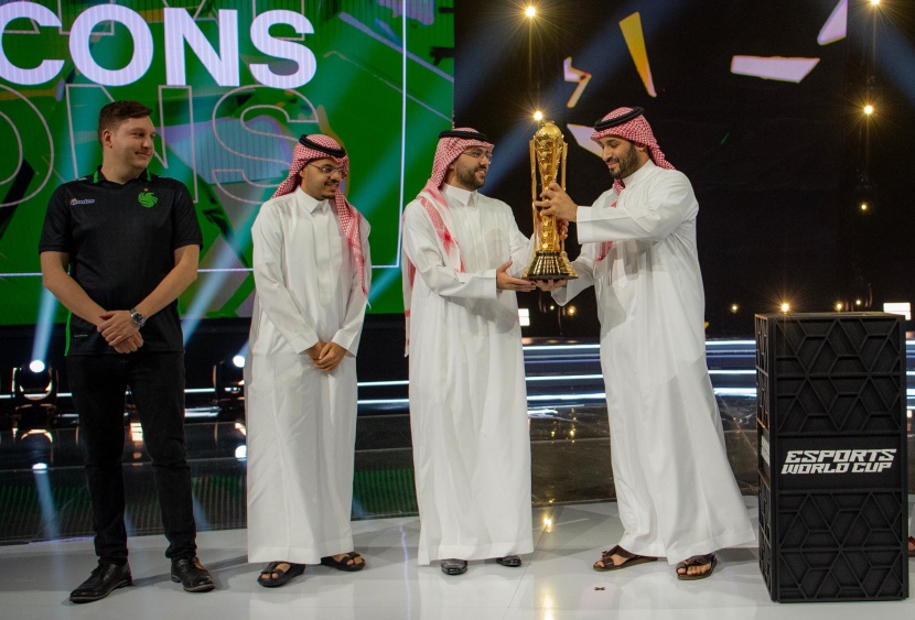 ولي العهد يتوج فريق "فالكونز" السعودي بكأس العالم للرياضات الإلكترونية