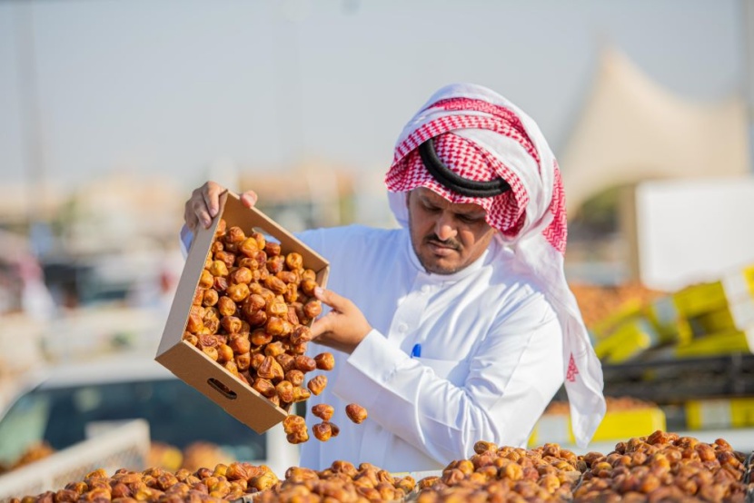 في سوق موسمية تتخطى ملياري ريال .. عقود احترافية ورواتب فلكية لدلالي تمور بريدة في سوق موسمية تتخطى ملياري ريال .. عقود احترافية ورواتب فلكية لدلالي تمور بريدة