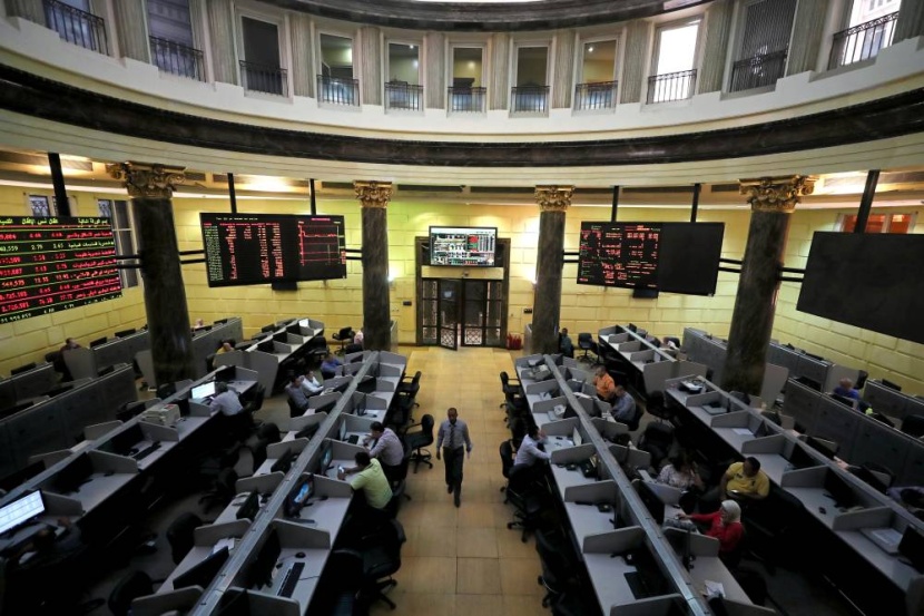 الجنيه المصري يهبط 1.5 % أمام الدولار والبورصة تهوي 4.6 % مع التوترات الجيوسياسية