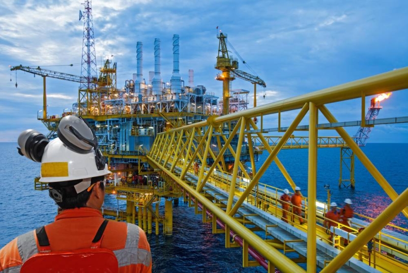 النفط يعوض بعض خسائر الجلسة السابقة ويرتفع 0.5 %