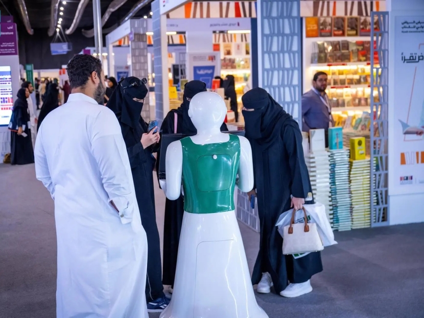 "روبوت سعودي" بـ102 برنامج ذكاء اصطناعي يرشد زوار معرض الرياض للكتاب عبر 96 لغة 