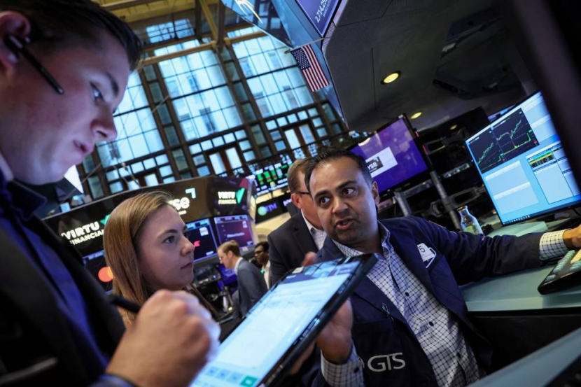 المستثمرون يراهنون على الدولار وتقلبات الأسواق مع اقتراب الانتخابات الأمريكية