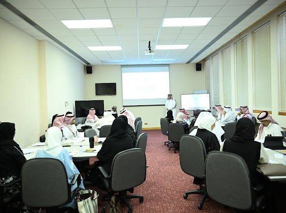 أكاديميون ومختصون في جامعة الملك عبدالعزيز يناقشون ضوابط الشؤون المالية للجامعات