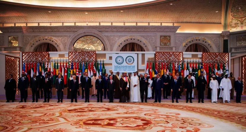 قمة الرياض تطالب الدول بحظر تصدير أو نقل الأسلحة والذخائر إلى إسرائيل