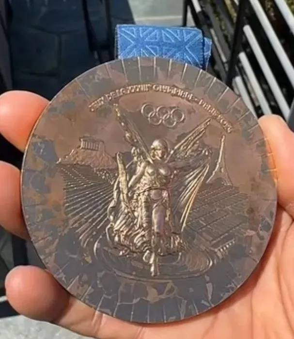 تلف ميداليات أولمبياد "باريس 2024" والشركة المصنعة تتعهد باستبدالها