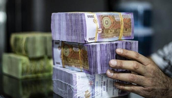 الليرة السورية تصعد أمام الدولار بالتزامن مع زيارة الشرع للسعودية