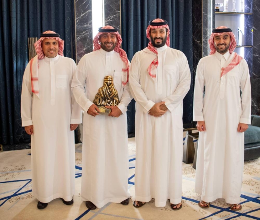 ولي العهد يستقبل يزيد الراجحي لتحقيقه لقب رالي داكار السعودية 2025
