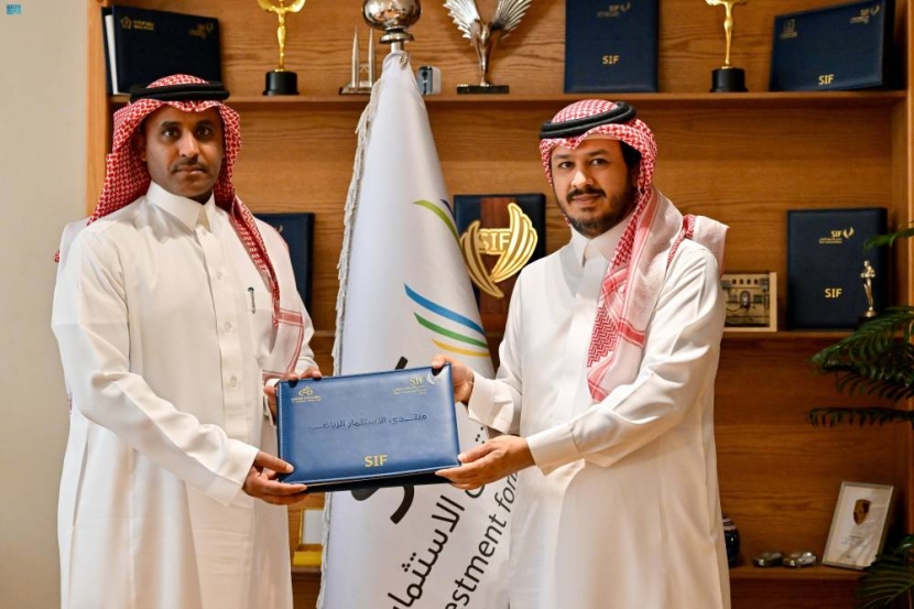 تسليم شارة منتدى الاستثمار الرياضي لرئيس الاتحاد السعودي للدراجات
