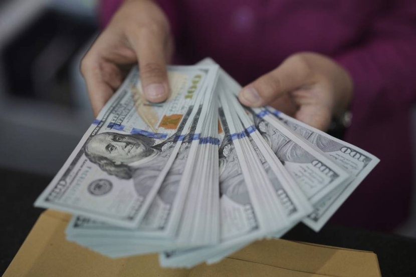 المستثمرون يعيدون ترتيب مراكزهم ويدفعون بالدولار إلى التراجع