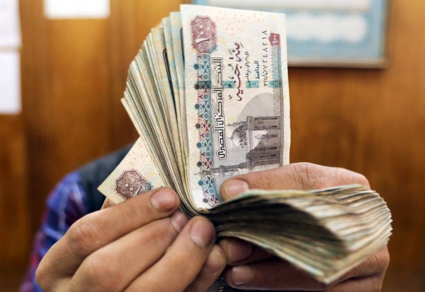 الجنيه المصري يهوي إلى أدنى مستوياته على الإطلاق في تعاملات بنوك