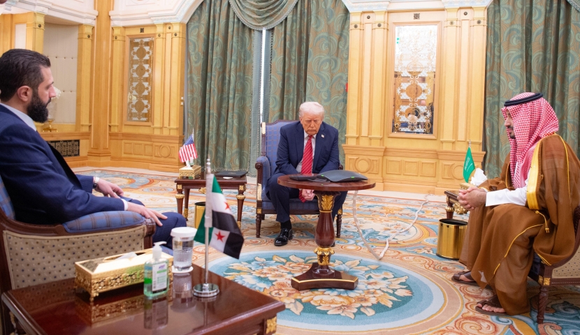 الأمير محمد بن سلمان والرئيس ترامب والرئيس الشرع خلال اللقاء الثلاثي الذي عقد في الرياض اليوم.