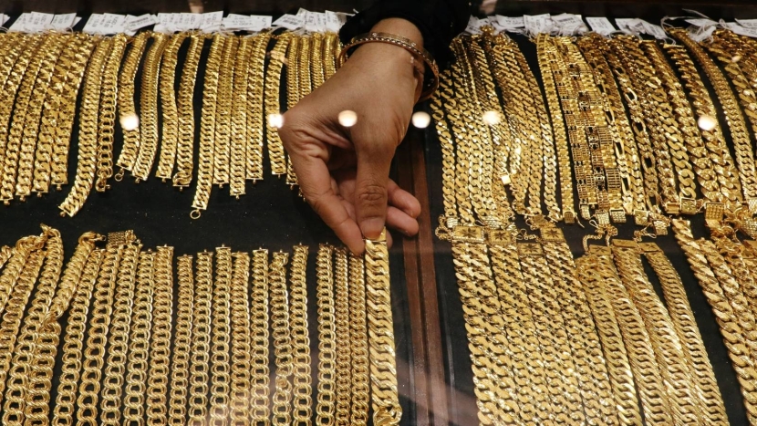 الذهب يتراجع مع خفوت الطلب بعد خفض "موديز" تصنيف أمريكا