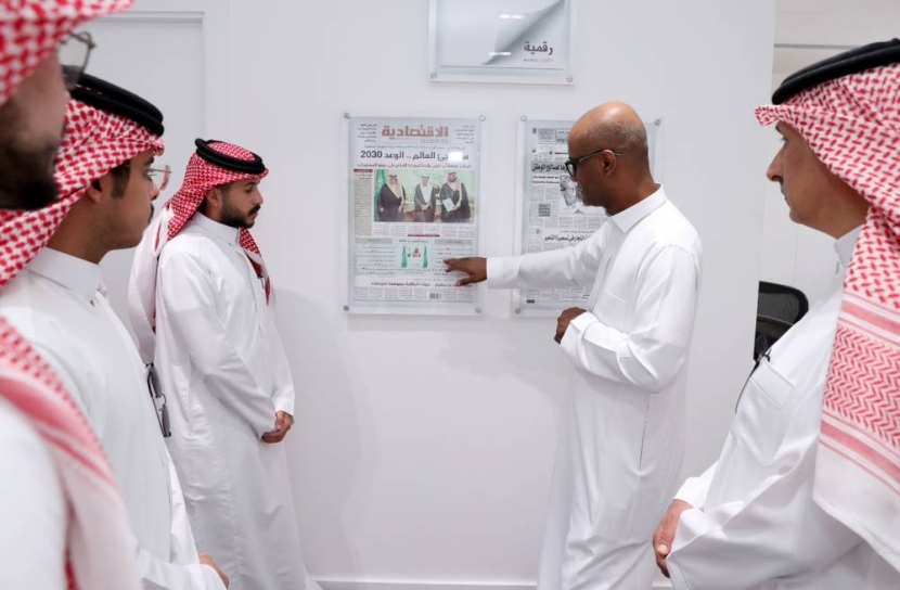 طلاب الإعلام بجامعة الإمام يزرون «الاقتصادية» ويطلعون على تجربتها الصحفية