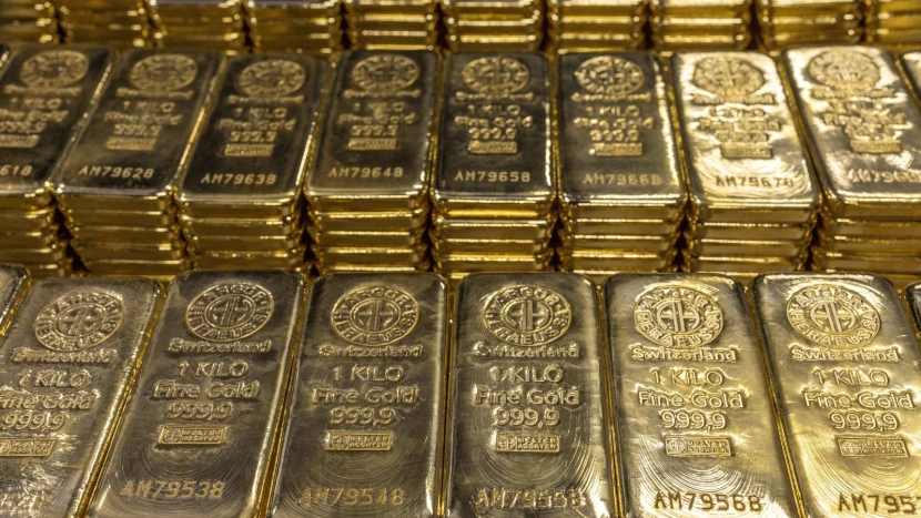 الذهب يتراجع 0.6% بعد اتفاق أمريكي أوروبي على تمديد المحادثات التجارية