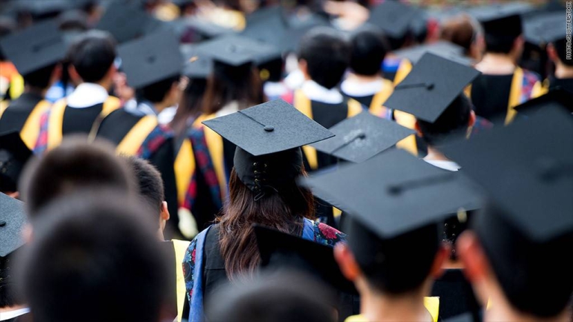 الذكاء الاصطناعي يهدد حلم الوظيفة الأولى .. أين يذهب خريجو الجامعات؟