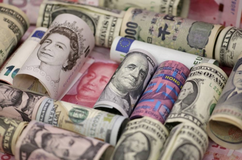 الدولار يهبط لقاع جديد في 2025 مع تلويح ترمب برسوم أحادية الجانب