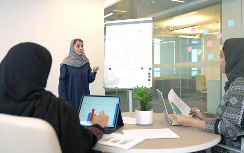 من المقابلات الوظيفية إلى خدمة العملاء .. الذكاء الاصطناعي زميل عمل في السعودية